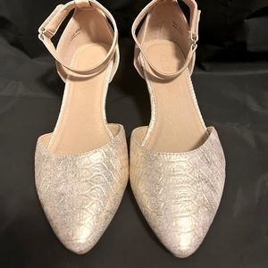 Nude metallic wedges